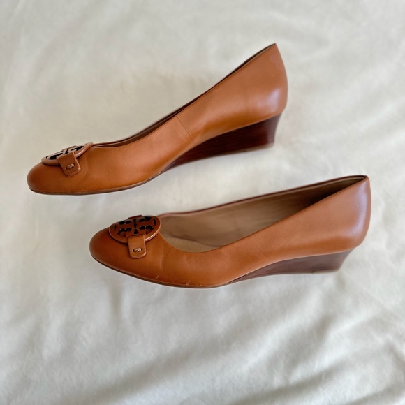 Tory Burch Slight Wedge Heels / Flats - Picture 3 of 16